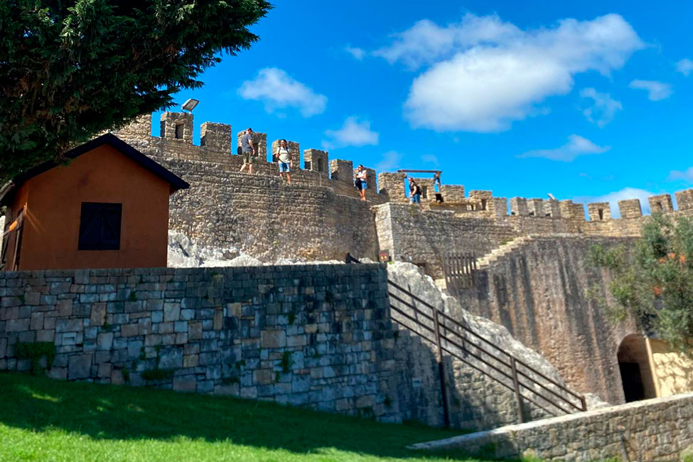 The-Castle-of-Óbidos-A-Journey-Through-Time-on-Portugal’s-Silver-Coast-SIlver-Coast-Travelling-Óbidos-Walking-Óbidos-castle-walls